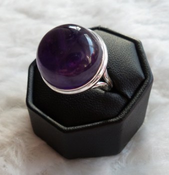 Zilveren ring gezet met ronde cabochon Amethist maat 19.7 mm